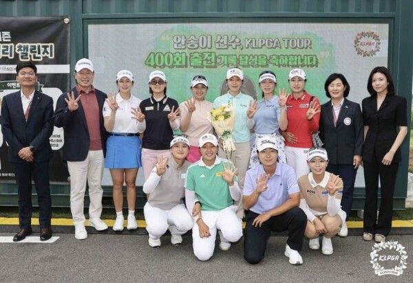 동료들과 기념 사진 촬영 중인 안송이 선수. /사진=KLPGA