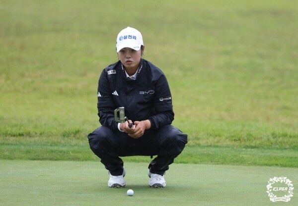 서교림이 KLPGA 투어 인카금융 더헤븐 마스터즈에서 이틀 연속 7언더파를 몰아치며 단독 선두에 올랐다. (▲서교림이 그린에서 브레이크를 파악하고 있다). /사진= KLPGA