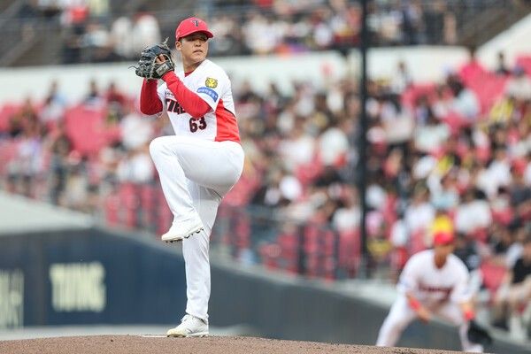 21일 오후 5시 수원KT위즈파크에서 열린 2026 신한 SOL뱅크 KBO리그 정규시즌 경기에서 KT 위즈를 상대로 역투한 KIA 시라카와.(▲KIA 시라카와 4이닝 3피안타 3볼넷 5탈삼진 2실점 82구). /사진=KIA 타이거즈
