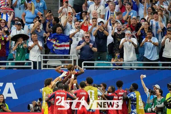 22일 오전 7시 미국 마이애미 스타디움에서 열린 ‘2026 국제축구연맹(FIFA) 북중미 월드컵’ H조 2차전에서 우루과이와 2-2 무승부를 거둔 카보베르데. /사진=뉴시스(AP)