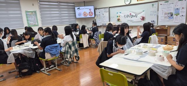 경주여중은 지난 22일 1학년 학생들을 대상으로 진로·직업 체험 프로그램을 진행했다./사진=경주교육청(경주여중)