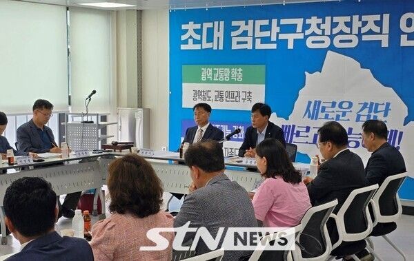 김진규 초대 검단구청장 당선인이 발언하고 있다. /사진=인수위
