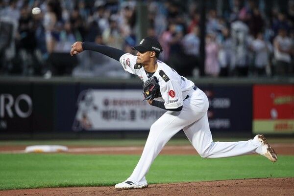 24일 롯데가 부산 사직구장에서 열린 2026 신한 SOL KBO리그 NC와 홈경기에서 5대3으로 승리했다. (▲롯데 로드리게스, 5이닝 113구 5피안타 1피홈런 8탈삼진 4볼넷 2실점). /사진=롯데 자이언츠