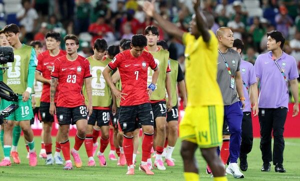 25일(한국시간) 한국 축구대표팀이 멕시코 누에보레온주 과달루페 몬테레이 스타디움에서 열린 2026 북중미 월드컵 조별리그 A조 최종전에서 남아프리카공화국에 0대1로 졌다.(▲24일(현지 시간) 멕시코 누에보레온주 과달루페의 몬테레이 스타디움에서 열린 2026 북중미 월드컵 조별리그 A조 대한민국과 남아프리카공화국의 경기에서 대한민국 손흥민과 선수들이 1대0 패배를 한 후 아쉬워하고 있다). /사진=뉴시스