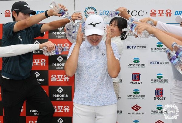 24일 전라남도 무안에 위치한 무안 컨트리클럽의 남A코스(OUT), 남B코스(IN)에서 열린 ‘KLPGA 2026 무안CC·올포유 드림투어 10차전’에서 신지우(20)가 우승했다.(▲KLPGA 2026 무안CC·올포유 드림투어 10차전 우승자 신지우가 우승후 동료들이 축하 세리머니를 하고 있다). /사진=KLPGA