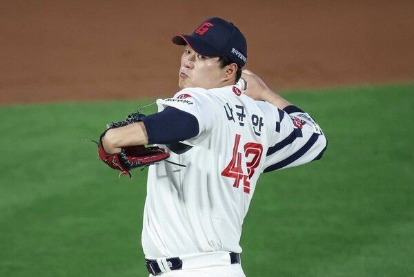 26일 롯데가 부산 사직구장에서 열린 2026 신한 SOL KBO리그 LG와 홈경기에서 3-2로 이겼다.(▲롯데 선발투수 나균안(승), 7이닝 97구 5피안타 5탈삼진 2볼넷 2실점). /사진=롯데 자이언츠