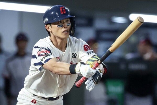 26일 롯데가 부산 사직구장에서 열린 2026 신한 SOL KBO리그 LG와 홈경기에서 3-2로 이겼다.(▲롯데 전민재, 3타수 2안타 3타점 1삼진). /사진=롯데 자이언츠