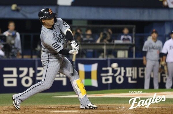3일 한화 이글스 이진영이 잠실 두산전에서 연장 11회 대타로 나서 2타점 적시타를 기록했다. /사진=한화 이글스