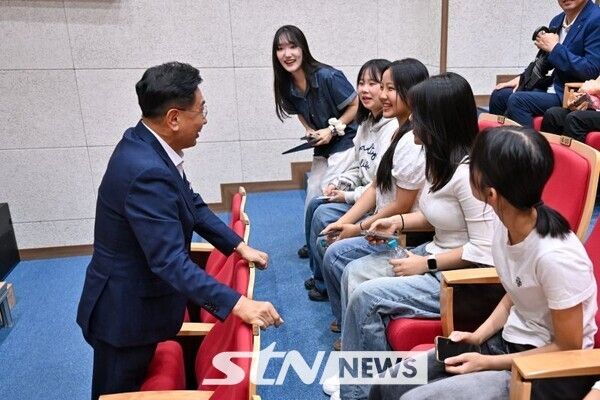 청소년과 소통하는 전진선 군수. /사진=양평군