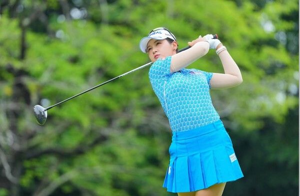 29일 '큐티풀' 박현경이 일본 지바현 카멜리아힐스 컨트리클럽(파72)에서 열린 JLPGA 투어 어스 몬다민컵 최종 4라운드에서 버디 5개와 보기 1개를 묶어 4언더파 68타로 최종합계 12언더파 276타를 몰아치며 우승했다. /사진=JLPGA 인스타 캡처
