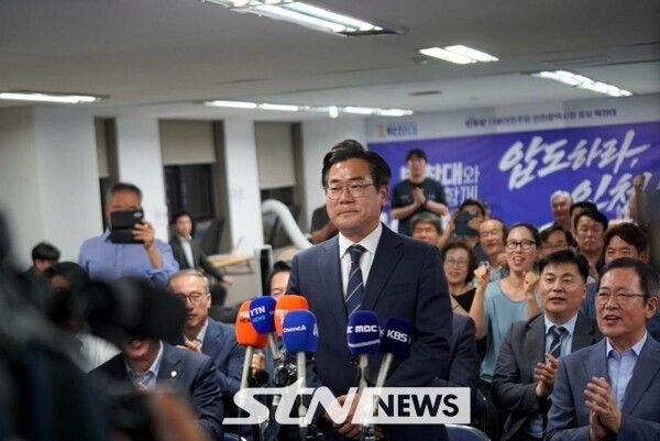 인천시장 당선직후 언론앞에 선 박찬대 당선인. /사진=캠프