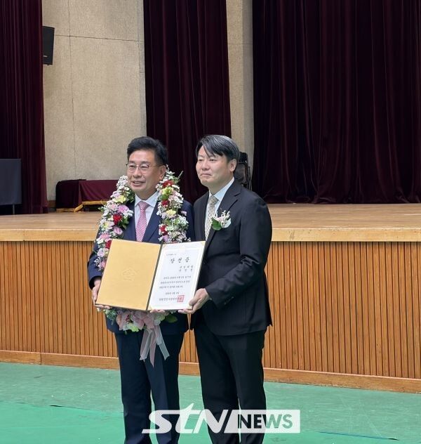 전진선 양평군수가 당선증을 교부받고 있다. /사진=캠프