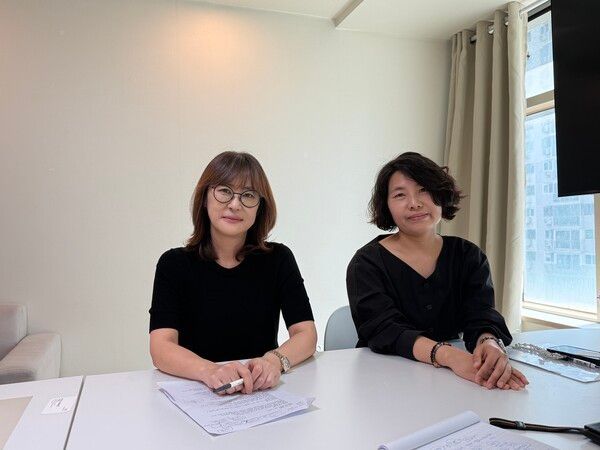 꼬마작가 프로젝트 김서령 대표와, 김민희 선생님이 인터뷰를 마치고 기념 촬영을 하고 있다./사진=이윤 기자