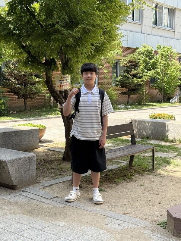 용죽초 교내에서 평택시펜싱협회 유소년팀 김서율 선수가 인터뷰를 마치고 기념 촬영을 하고 있다./사진=이윤 기자