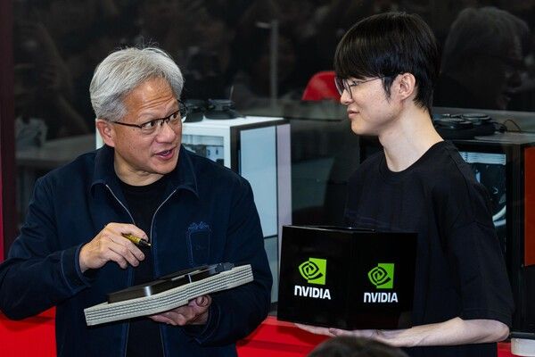 5일 서울 마포구 T1 베이스캠프 PC방. 세계 인공지능(AI) 산업을 이끄는 엔비디아의 수장과 세계 e스포츠를 대표하는 스타가 한자리에 모였다. (▲젠슨 황(왼쪽)이 '페이커' 이상혁을 만나서 엔비디아의 차세대 플래그십 그래픽카드인 ‘지포스 RTX 5090’을 선물하고 있다). /사진=뉴시스
