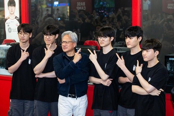 5일 서울 마포구 T1 베이스캠프 PC방. 세계 인공지능(AI) 산업을 이끄는 엔비디아의 수장과 세계 e스포츠를 대표하는 스타가 한자리에 모였다. (▲젠슨 황(왼쪽 세 번째)이 '페이커' 이상혁을 비롯한 e스포츠 구단 T1의 리그 오브 레전드(LoL) 선수단을 만나 시그니처 포즈를 취하고 있다). /사진=뉴시스&nbsp;