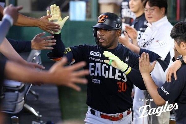 5일 한화 이글스가 부산 사직야구장에서 열린 2026 KBO리그 롯데 자이언츠와의 원정 경기에서 9-2로 승리했다. (▲한화 페라자, 4타수 3안타 1홈런 2득점 3타점 1볼넷). /사진=한화 이글스