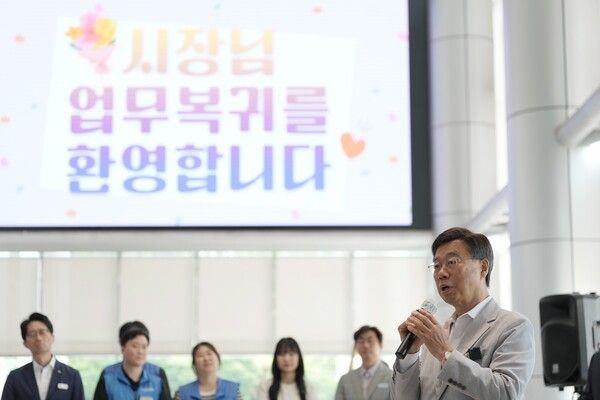 신상진 성남시장이 지난 5일 시청 누리홀에서 본청 간부 공무원과 직원들을 만나 업무 복귀 인사를 하고 있다. / 사진=성남시