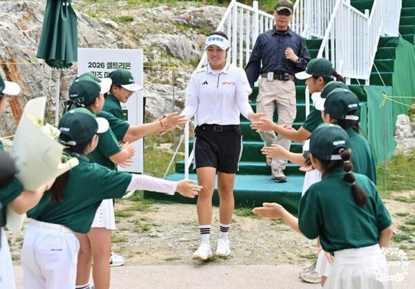 7일 서교림이 강원 원주 성문안CC(파72)에서 열린 KLPGA 투어 셀트리온 퀸즈 마스터즈 최종 3라운드에서 버디 5개와 보기 1개를 묶어 4언더파 68타를 적어내며 최종 합계 15언더파 201타를 기록한 그는 김민선7(14언더파)을 1타 차로 따돌리고 프로 데뷔 후 첫 우승을 신고했다. (▲우승 후 주니어선수들의 축하를 받으며 시상식장으로 가고 있는 서교림). /사진=KLPGA
