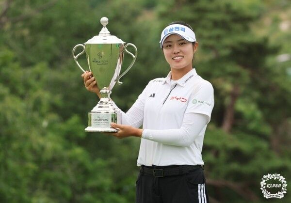 7일 서교림이 강원 원주 성문안CC(파72)에서 열린 KLPGA 투어 셀트리온 퀸즈 마스터즈 최종 3라운드에서 버디 5개와 보기 1개를 묶어 4언더파 68타를 적어내며 최종 합계 15언더파 201타를 기록한 그는 김민선7(14언더파)을 1타 차로 따돌리고 프로 데뷔 후 첫 우승을 신고했다.(▲ 우승 후 트로피를 들고 환하게 웃고 있는 서교림). /사진=KLPGA