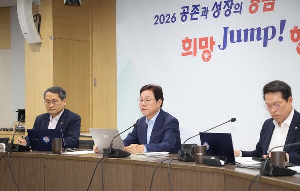 박완수 경남지사가 8일 경남도청 도정회의실에서 열린 실국본부장회의를 주재하고 있다. /사진=경남도
