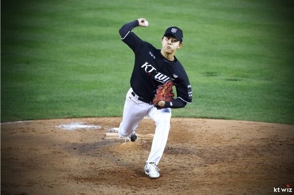 1일 KT가 대전 한화생명 볼파크에서 열린 2026 신한 SOL KBO리그 원정경기에서 한화를 7-4로 이겼다. (▲KT 선발투수 소형준, 6이닝 101구 1피홈런 4피안타 4탈삼진 2볼넷 1실점). /사진=KT 위즈