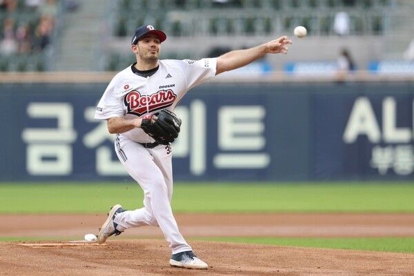 SSG 랜더스와의 홈경기에 선발 등판해 역동적인 폼으로 투구하는 두산 잭 로그 (9일 잠실). /사진=두산베어스