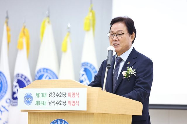 박완수 경남도지사가 9일 경남자유회관에서 열린 한국자유총연맹 경남지부 회장 이·취임식에 참석해 신임 지도부의 출범을 축하했다./사진=경남도