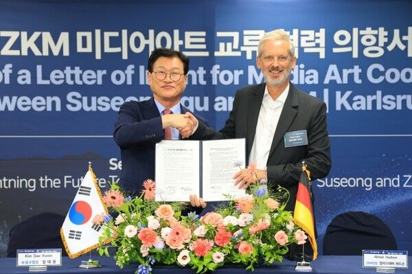 수성구와 독일 카를스루에 ZKM(미디어아트 센터)가 지난해 9월 5일 미디어아트 교류협력 의향서 체결 후 기념 촬영하고 있다./사진=수성구&nbsp;