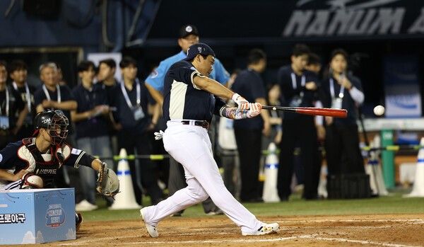 한화 강백호가 10일 잠실야구장에서 열린 '2026 KBO 올스타전 컴투스프로야구 홈런 더비'에서 타격을 보이고 있다. /사진=뉴시스