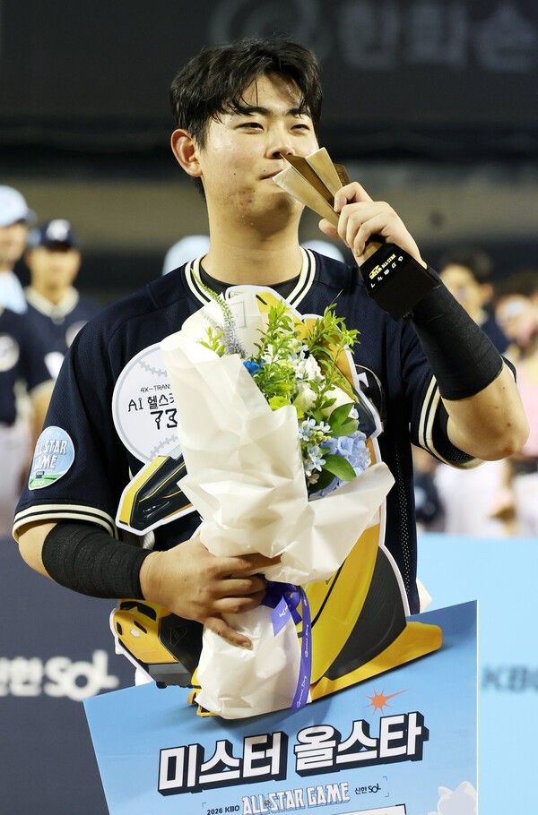 2026 신한 SOL KBO 리그 올스타전에서 나눔 올스타 허인서가 미스터 올스타로 선정 되어 포즈를 취하고 있다. /사진=뉴시스&nbsp;