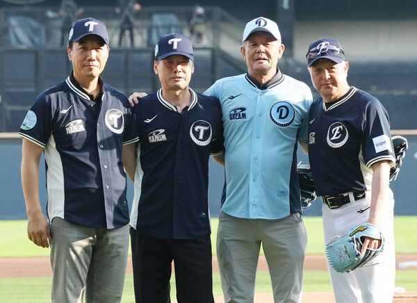‘한국 야구 레전드들이 한자리에’…기념 촬영하는 김동수·김용수·박철순·김경문 /사진=뉴시스&nbsp;