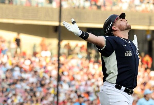 11일 오후 서울 잠실야구장에서 열린 2026 신한 SOL KBO 리그 올스타전에서 4회초 나눔 올스타 오스틴이 안타를 치고 기뻐하고 있다. /사진=뉴시스