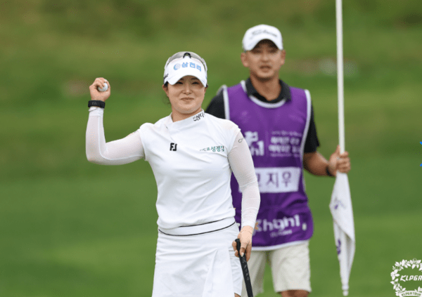 고지우가 하이원리조트 여자오픈 ‘와이어투와이어’ 우승후 환호하고 있다./사진=KLPGA