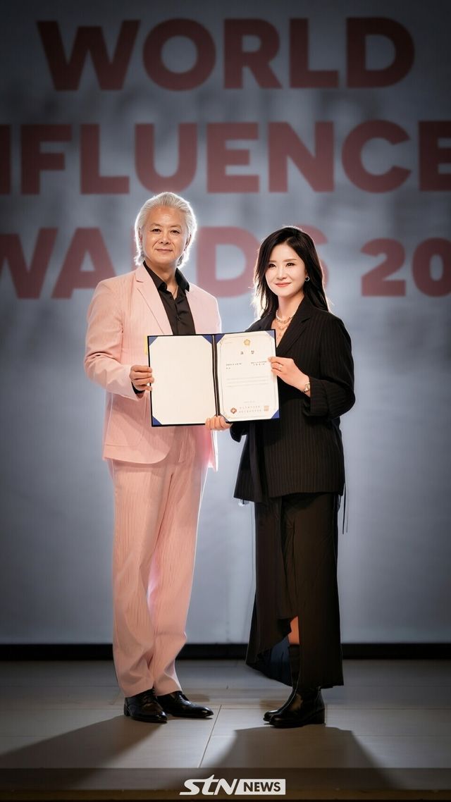 김명희 교수(국제대학교 평생교육원 시니어모델과정 지도교수)가 지난 7일 서울 강남 엘리에나호텔에서 열린 '26 세계인플루언서어워즈'(World Influencer Awards 2026)'에서 문화패션모델부문 대상을 수상했다. /사진=국제대학교평생교육원