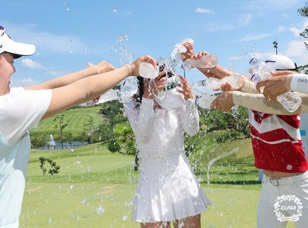 성아진이 오션비치 골프앤리조트(파72/6,454야드)의 Ocean, Beach 코스에서 열린 ‘KLPGA 2026 이스트원·오션비치 드림투어 12차전(총상금 7천만 원, 우승상금 1천5십만 원)’에서 최종라운드 3언더파 69타로 최종합계 13언더파 131타(62-69)를 기록하면서 생애 첫 드림투어 우승 트로피를 품에 안았다.(▲KLPGA 2026 이스트원·오션비치 드림투어 12차전 우승자 성아진이 동료들에게 축하를 받고 있다). /사진=KLPGA