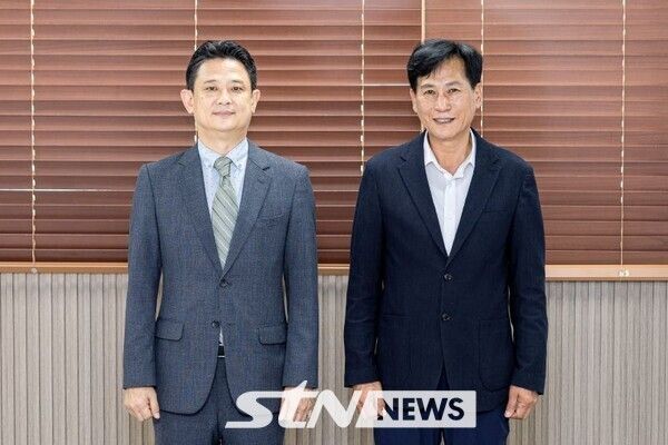 신규 여권 사무 대행기관 지정 외교부와 협력체계 구축(사진은 임상우 외교부 공공외교대사와 김진규 구청장/사진=검단구