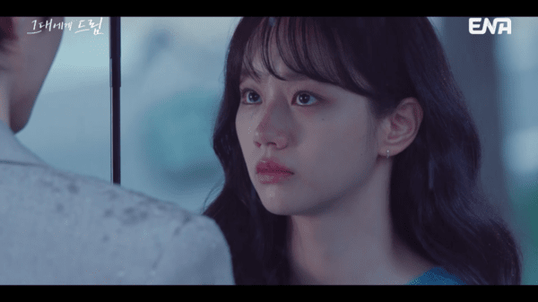 어제(13일) 이혜리가 첫 방송된 ENA ‘그대에게 드림’(연출&nbsp;유선동, 극본&nbsp;정은비)에서 영화감독이라는 학창 시절의 꿈을 묻은 채 생계형 리포터로 살아가는 주이재로 변신했다.(▲이혜리). /사진=그대에게드림_1회_캡쳐)