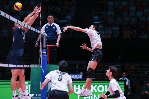 U-18(18세 이하) 아시아남자배구 선수권대회의 14일 한국-일본전 경기 모습. 일본(하얀색 유니폼)의 주장 다나카가 한국 블로킹에 맞서 스파이크를 하고 있다. /사진=AVC