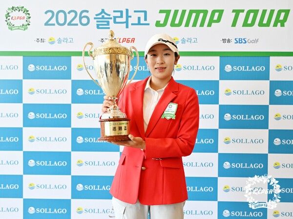 충남 태안 솔라고 컨트리클럽(파72)에서 열린 'KLPGA 2026 솔라고 점프투어 9차전'에서 이한음(20)이 최종합계 3언더파 141타(74·67)를 기록하며 생애 첫 점프투어 우승을 차지했다. (▲KLPGA 2026 솔라고 점프투어 9차전 우승자 이한음). /사진=KLPGA
