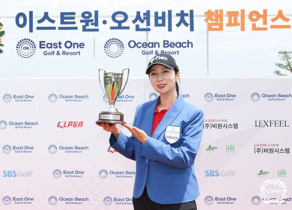 배경은이 ‘KLPGA 2026 이스트원·오션비치 챔피언스 투어 3차전(총상금 7천만 원, 우승상금 1천5십만 원)’에서 우승했다.(▲KLPGA 2026 이스트원·오션비치 챔피언스 투어 3차전 우승자 배경은이 우승트로피를 들고 기뻐하고 있다). /사진=KLPGA