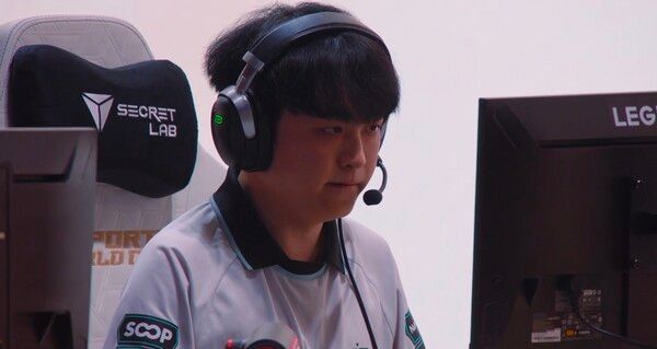 16일(한국시간) 디플러스 기아가 프랑스 파리 포르트 드 베르사유 전시장에서 열린 ‘2026 e스포츠 월드컵(EWC)’ 리그 오브 레전드 종목 A조 승자전에서 G2를 꺾고 1세트를 선취했다.(▲DK : G2=1:0) /사진=2026 EWC 네이버 치지직 라이프 캡처