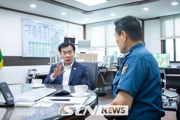 구재용 청장이 서부경찰서장을 접견하고 있다. /사진=서해구