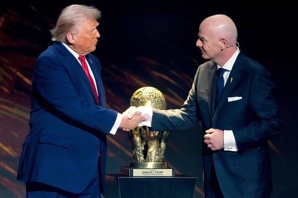 2026 월드컵 조추첨 행사에서 도널드 트럼프 미국 대통령에게 최초의 'FIFA 평화상'을 전달하는 지아니 인판티노 회장. /사진=AP 뉴시스