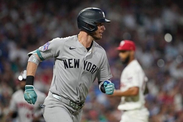 MLB 올스타전 1회초에 내셔널리그 올스타를 상대로 선제 적시타를 때려내는 아메리칸 리그의 코디 벨린저 (14일 미국 필라델피아). /사진=AP 뉴시스