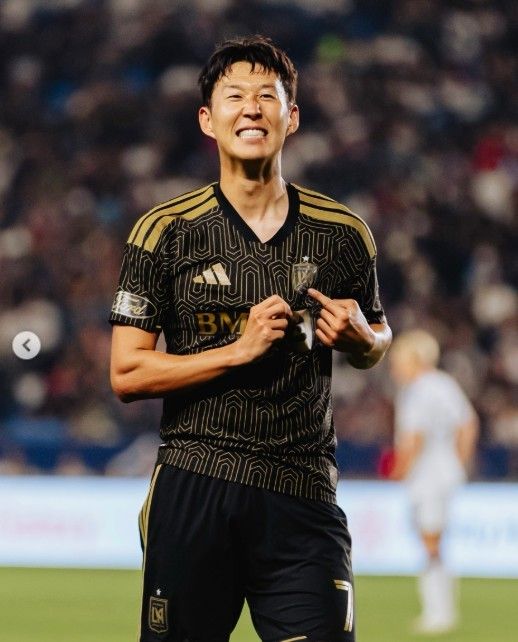 18일(한국시간) 손흥민이 미국 캘리포니아주 카슨 디그니티 헬스 스포츠 파크에서 열린 2026 메이저리그사커(MLS) 정규리그 LA 갤럭시와의 원정 경기, 이른바 '엘 트라피코'에 최전방 공격수로 선발 출전했다.(▲ 18일(한국시간) LAFC의 손흥민이 미국 캘리포니아주 로스앤젤레스의 디그니티 헬스 스포츠 파크에서 열린 LA 갤럭시와의 미국 프로축구 메이저리그사커(MLS) 정규리그 16라운드 후반 팀의 세 번째 골을 터뜨리고 기뻐하고 있다). /사진=LA FC 공식 인스타그림 캡처