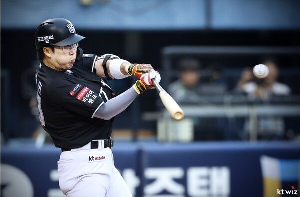 18일 KT가 잠실구장에서 열린 2026 신한 SOL 뱅크 KBO리그 원정경기에서 장단 17안타를 몰아치며 LG를 8-2로 제압했다.(▲KT 허경민 5타수 4안타 1득점 1타점). /사진=KT 위즈