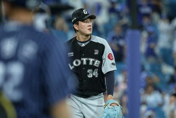 19일 롯데가 대구 삼성라이온즈파크에서 열린 2026 KBO리그 원정경기에서 삼성을 11-8로 제압했다. (▲롯데 투수 김원중, 1.1이닝 25구 2피안타 1탈삼진 1볼넷). /사진=롯데 자이언츠