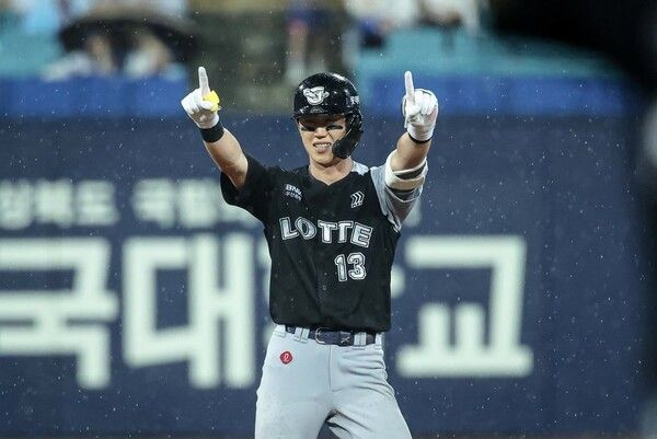 19일 롯데가 대구 삼성라이온즈파크에서 열린 2026 KBO리그 원정경기에서 삼성을 11-8로 제압했다. (▲롯데 전민재 4타수 2안타 2득점 3타점 1볼넷 1삼진). /사진=롯데 자이언츠
