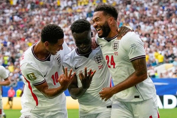 19일(한국시간) 잉글랜드가 미국 플로리다주 마이애미 스타디움에서 열린 2026 국제축구연맹(FIFA) 북중미 월드컵 3·4위전에서 프랑스를 6-4로 꺾고 대회를 3위로 마쳤다. (▲18일(현지 시간) 잉글랜드의 부카요 사카(가운데)가 2026 북중미 월드컵 3·4위전 프랑스와 경기 후반 42분 페널티킥(PK)으로 팀 다섯 번째 골을 넣은 뒤 주드 벨링엄(왼쪽), 리스 제임스와 함께 해트트릭 달성을 자축하고 있다). /사진=뉴시스